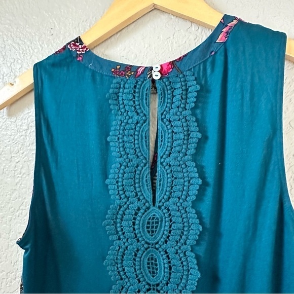 Quin Sleeveless Keyhole Crochet Blouse - Picture 8 of 11